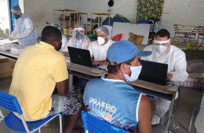 Consultório na Rua leva testagem para abrigos com população de rua em Maceió