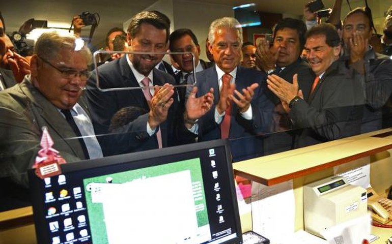 Relator dá parecer favorável ao impeachment