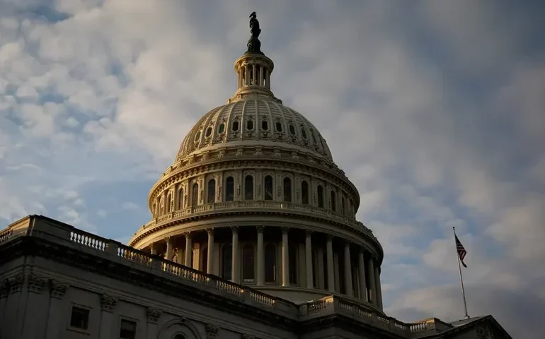 Senado dos EUA inicia maratona de votações para aprovar projeto de lei orçamentário de Trump