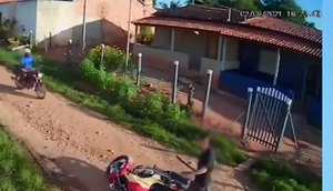 Imagens de câmera de segurança mostram momento em que homem investe contra mototaxista e rouba motocicleta. / Foto: Imagem: Reprodução/TV Atalaia