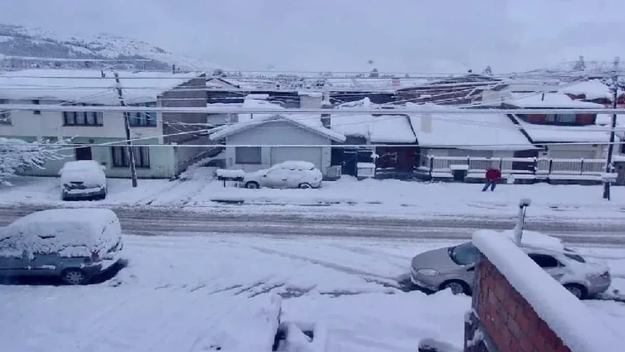 Reino Unido: neve e chuva fortes causam transtornos em aeroportos e rodovias