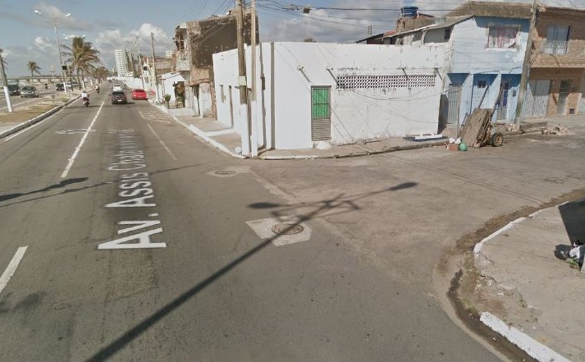 Casal efetua reparo da rede coletora de esgoto em avenida do Prado