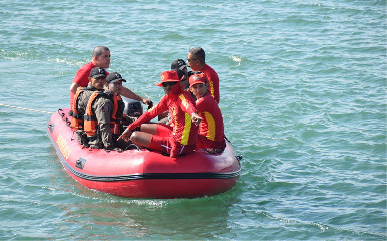 Guarda-vidas resgatam cinco pessoas de afogamento na Praia da Sereia