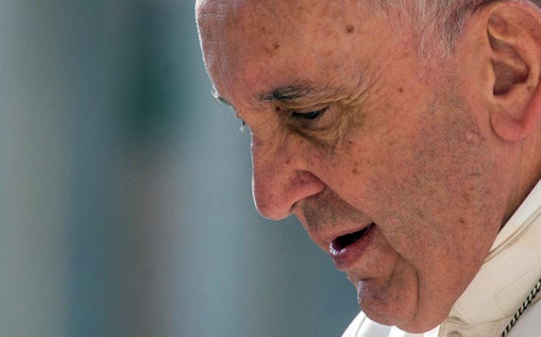 Papa Francisco se recupera após cirurgia no intestino