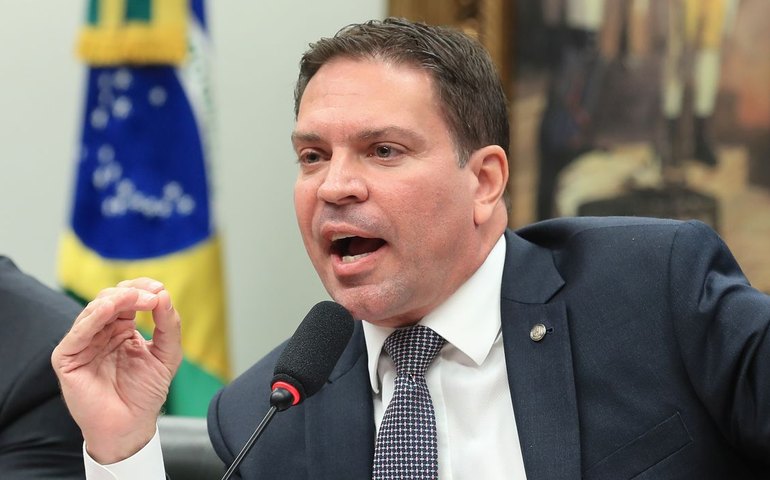 Moraes pede extradição de Ramagem aos Estados Unidos