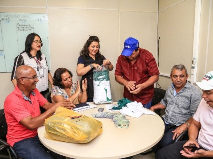 Comunidade quilombola de Água Branca recebe 54 carteiras de identidade
