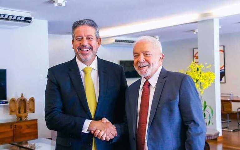 Arthur Lira larga a mão de Bolsonaro e recebe Lula em Brasília