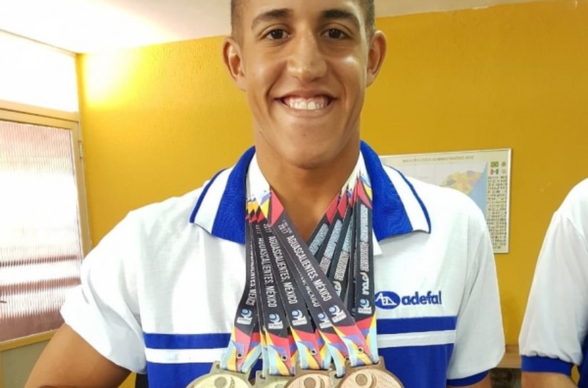 Governador assina contratos e entrega kits do programa Bolsa Atleta Alagoas