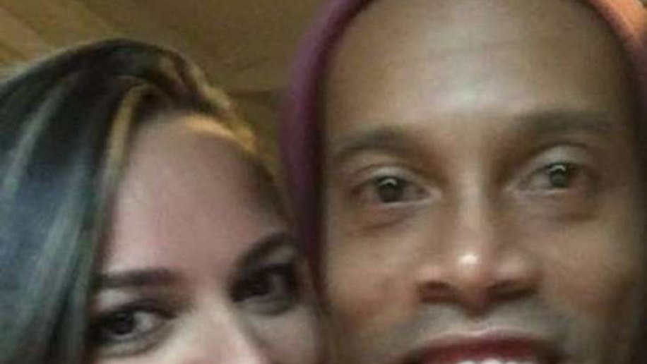 Namorada de Ronaldinho é proibida de expor relação na web