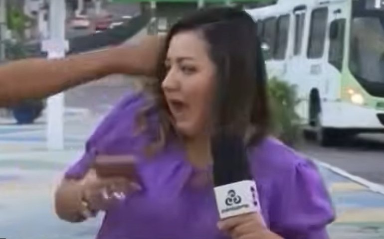 Repórter de filiada da Rede Globo leva soco ao vivo