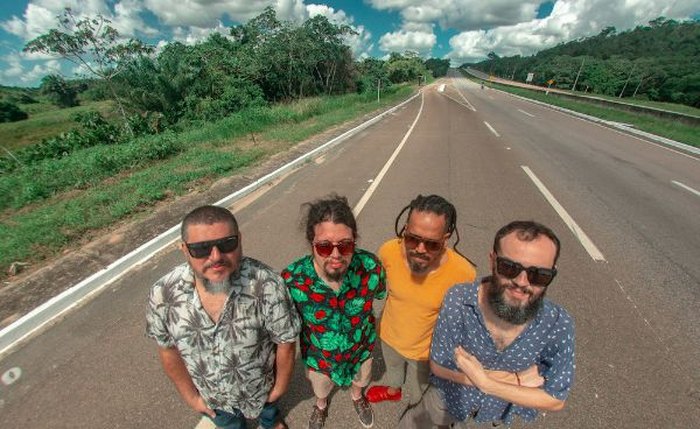 A banda paraibana passará 23 dias na estrada, com passagem por 8 estados, 9 shows, debates, oficinas e um documentário.