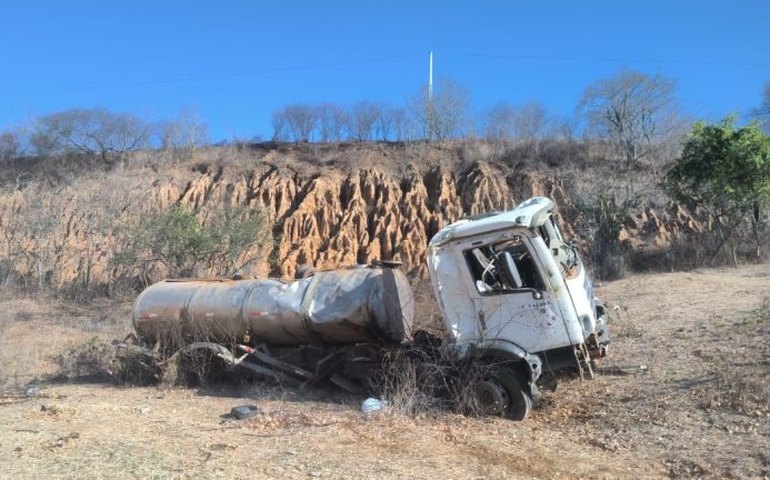 Caminhão com carga de leite capota na Serra das Pias, em Palmeira dos Índios