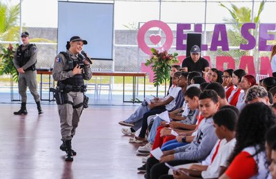 Patrulha Maria da Penha orienta estudantes e apresenta novidades sobre rede de proteção às mulheres em Penedo