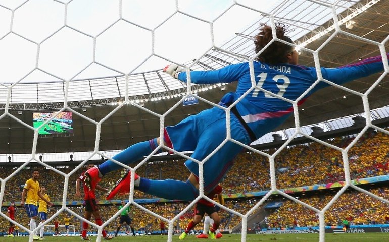 Seleção brasileira joga mal em Fortaleza e para nas mãos do goleiro Ochoa