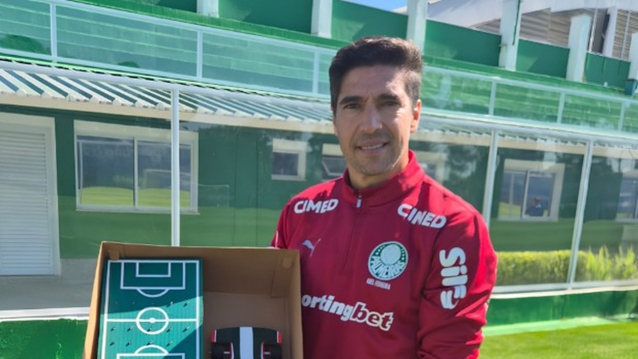Abel Ferreira é homenageado pelo Palmeiras e revela sonho: 'Voltar a ganhar a Libertadores'