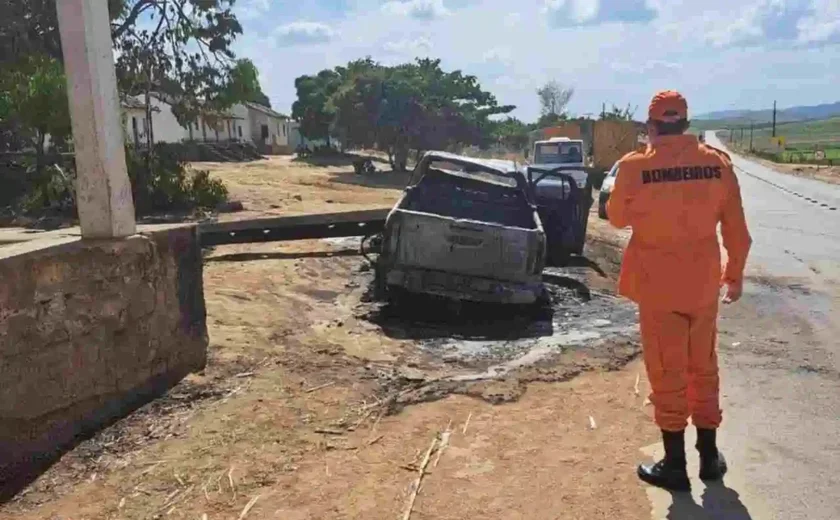Motociclista morre após colisão com carro em Ibateguara; veículo chegou a pegar fogo