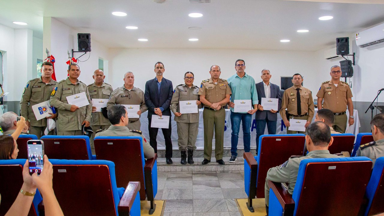 PM homenageia veteranos e militares da ativa com Continência de Ouro e outorga de Medalhas