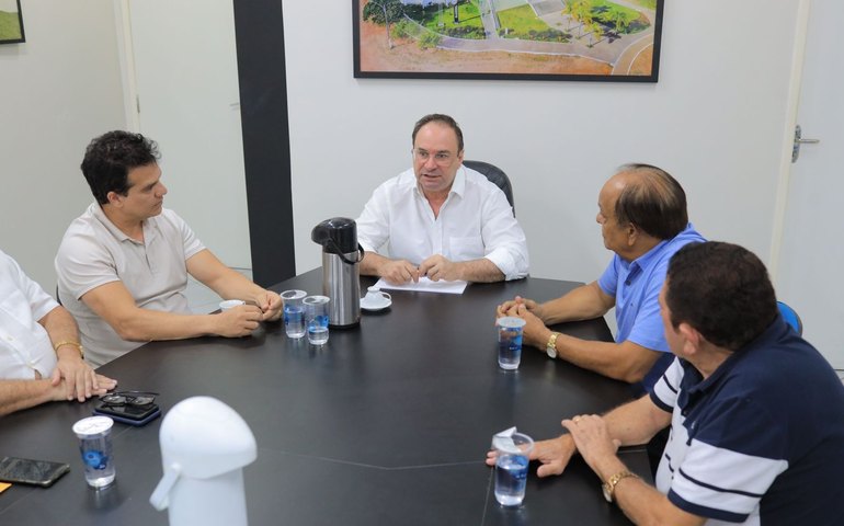 Prefeito Luciano recebe provedor e conselheiros do Hospital Regional de Arapiraca