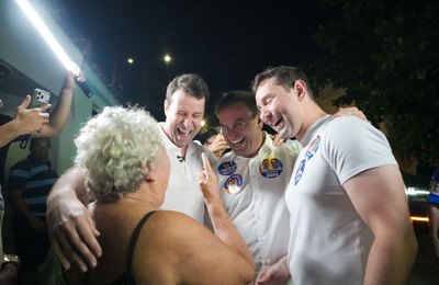 Daniel, Lucas e Luciano arrastam multidão pelas ruas do Manoel Teles, em Arapiraca