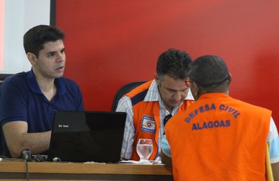 AMA e Defesa Civil fazem mutirão com Condecs para evitar suspensão da Operação Pipa