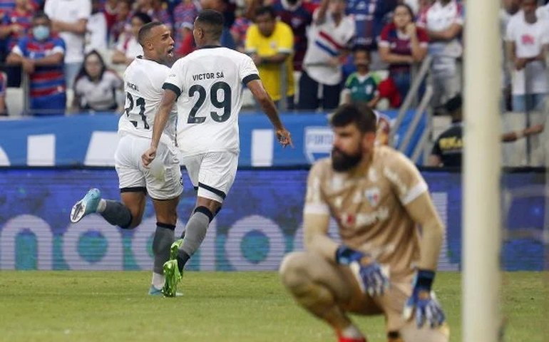 Com grande atuação, Botafogo desbanca o Fortaleza em Castelão lotado