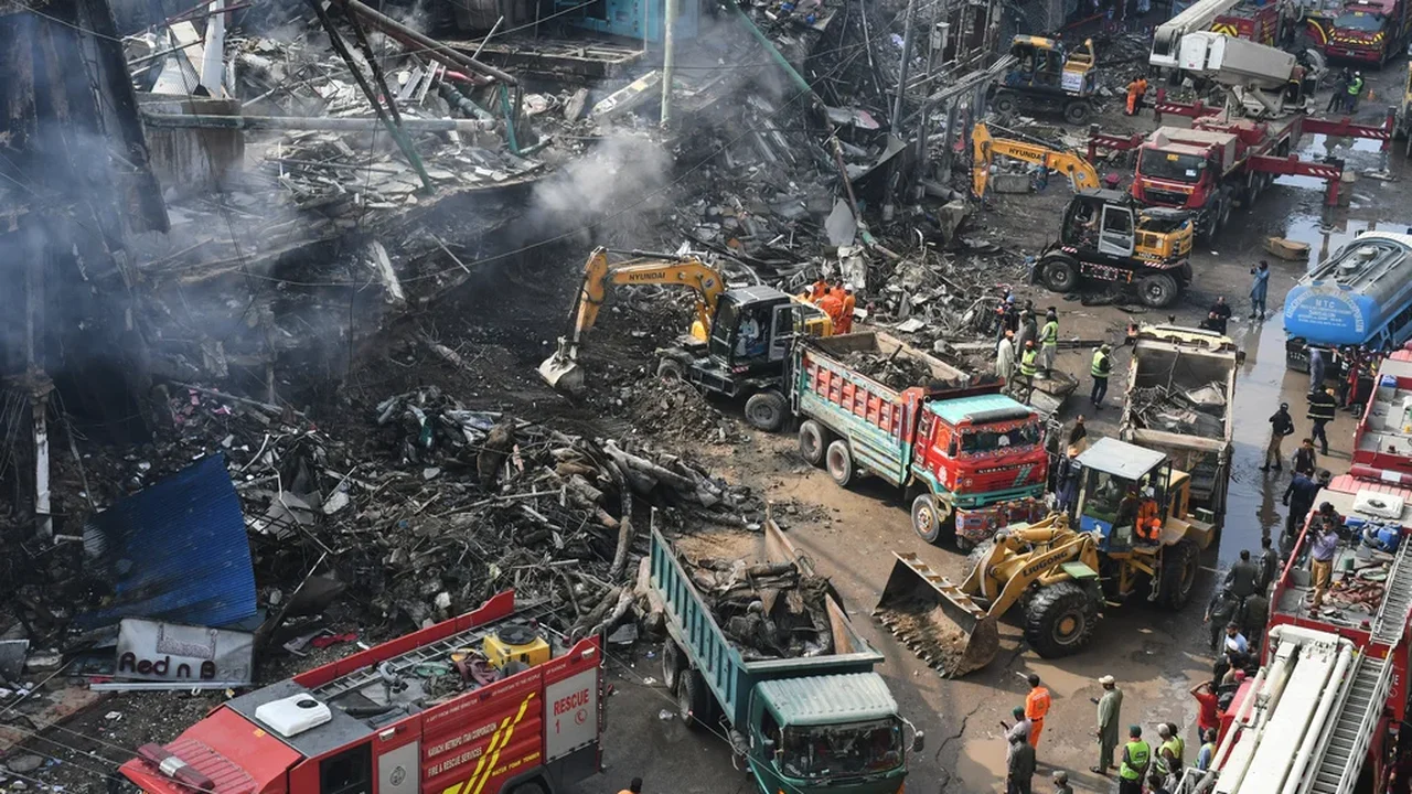 Equipes de resgate recuperam mais corpos do incêndio em shopping center de Karachi, elevando o número de mortos para 15