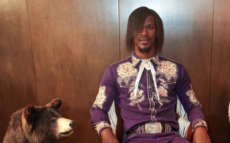 Puro carisma: Jimmy Butler, da NBA, revive 'versão emo' em clipe da banda Fall Out Boy