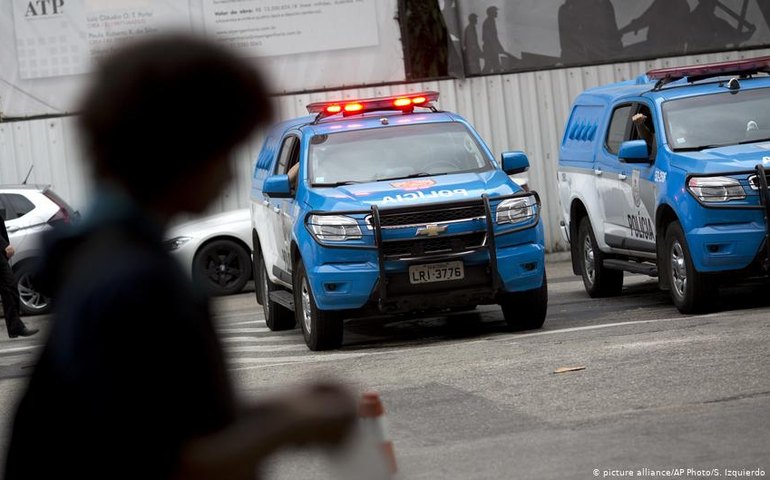 Esposa de Queiroz se entrega à polícia