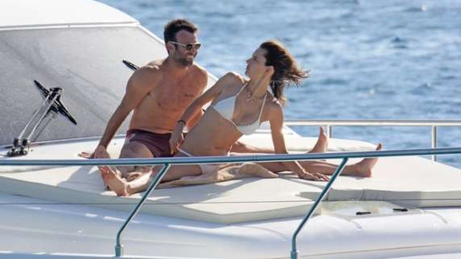 Alessandra Ambrósio aproveita dia de sol com a família na Espanha