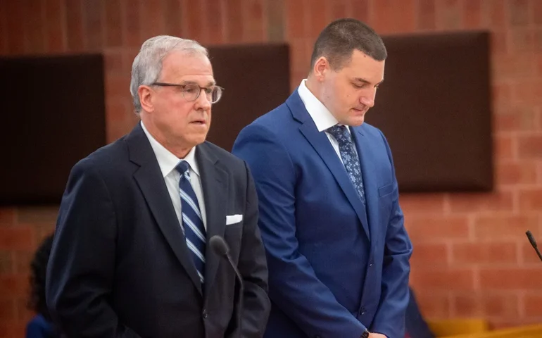 Policial de Connecticut abraça apoiadores e comparece ao tribunal após assassinato de homem negro