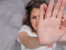 Bebê de 1 ano é encontrada mamando no peito da mãe após mulher ser assassinada em Minas Gerais
