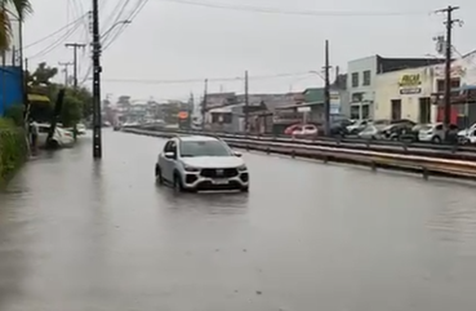 Chuva provoca alagamentos e alerta de inundação em Aracaju; confira transtornos