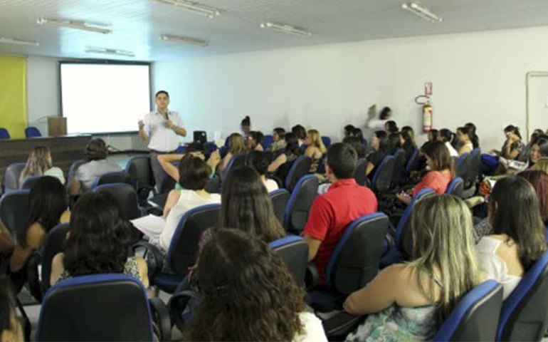 Prefeita Célia Rocha debate construção de espaço físico do Agapi