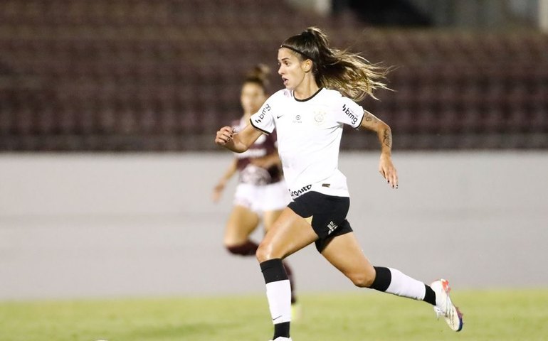 Corinthians bate Ferroviária e assume liderança do Brasileiro