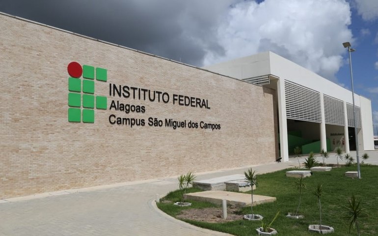 Ifal realiza seleção para professores substitutos em seis campi