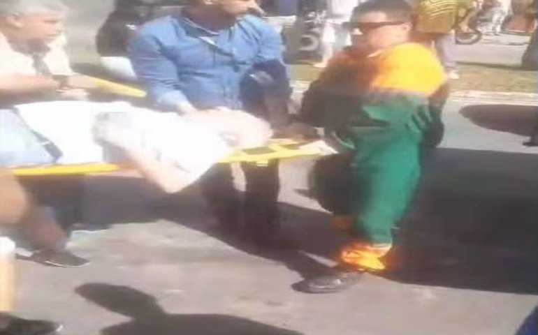 Idoso fratura o fêmur ao ser engolido por buraco aberto na calçada em cidade do Espírito Santo