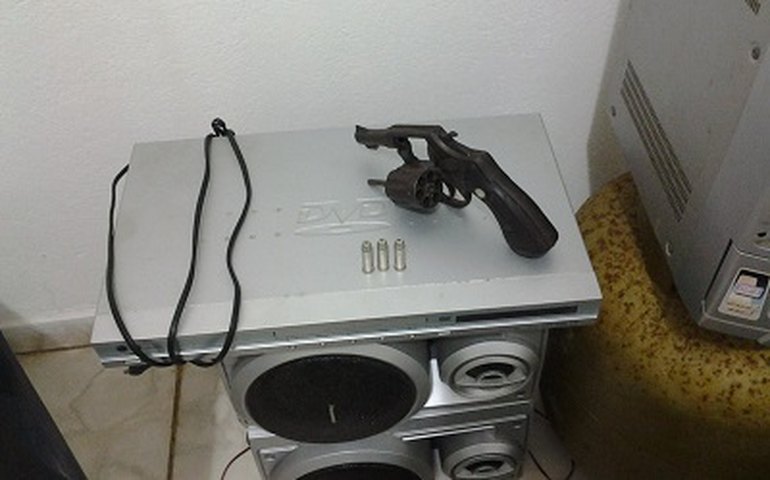 PM detém mulher por posse ilegal de arma de fogo