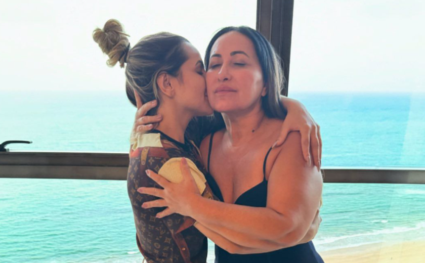 Deolane Bezerra reencontra a mãe após deixar a prisão e posta foto com versículo bíblico