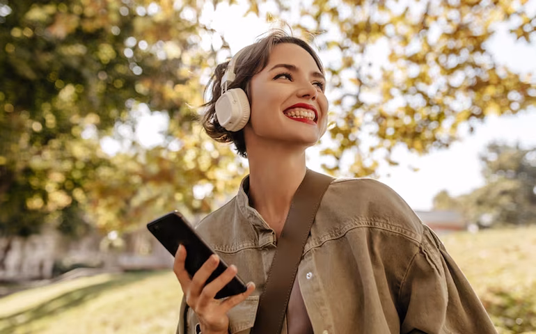 Ouvir música por 24 minutos reduz ansiedade tanto quanto remédio, aponta estudo