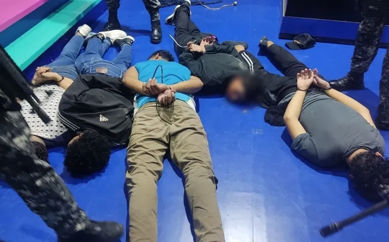 Brasileiras no Equador relatam que invasão ao canal de TV por criminosos mostrou gravidade da crise: 'nos sentimos ameaçados'