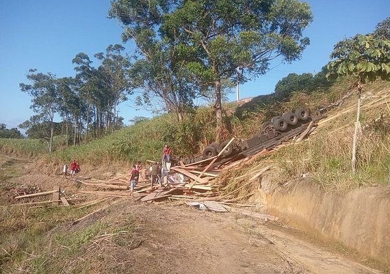 Carreta tomba ﻿na BR-104 em﻿ São José da Laje