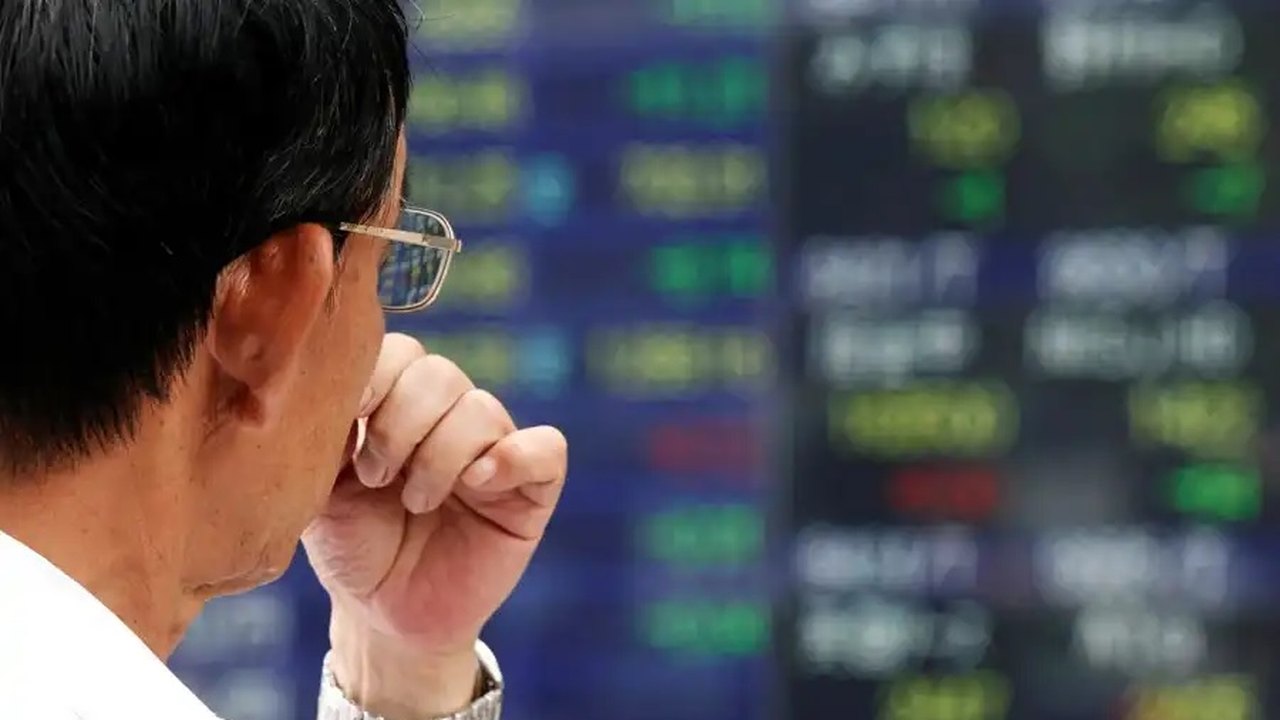Bolsa de Hong Kong lidera perdas na Ásia, mas Evergrande salta ao retomar negócios