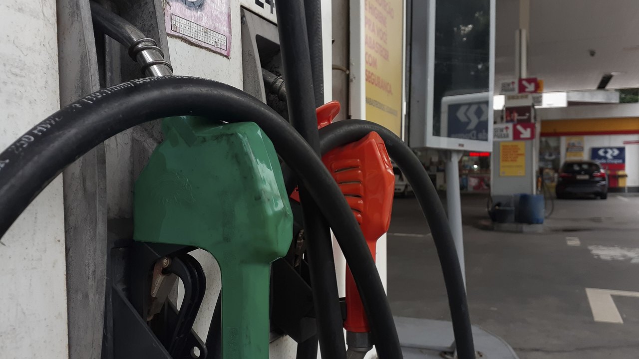 Gasolina com 32% de etanol deve ser R$ 0,03 mais barata, diz ministro
