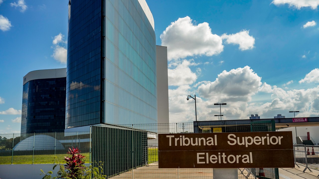 TSE recebe embaixadores para defender urna eletrônica