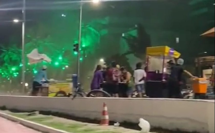 Forte ventania assusta populares e causa danos na orla de Maceió