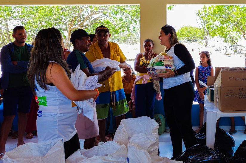 Conasa Águas do Sertão, rede Accor e Telesil levam solidariedade a famílias de São José da Tapera