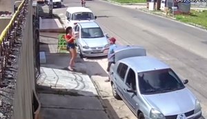 Casal envolvido na ação coloca caixas de cerveja no porta-malas de um carro. / Foto: Imagem: Reprodução/TV Atalaia