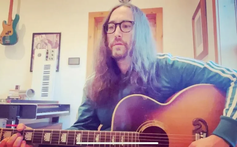 'Lembra quando Bolsonaro era o fascista?', questiona filho de John Lennon, Sean Ono