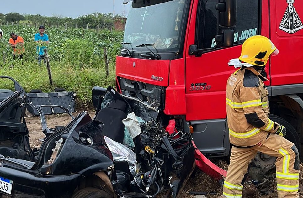 Motorista envolvido no acidente com duas vítimas fatais durante "test-drive" de veículo em Canindé de São Francisco comparece na delegacia