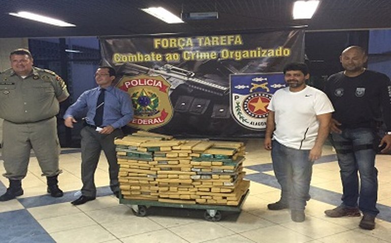 Operação integrada entre PM e PF apreende 400 Kg de maconha